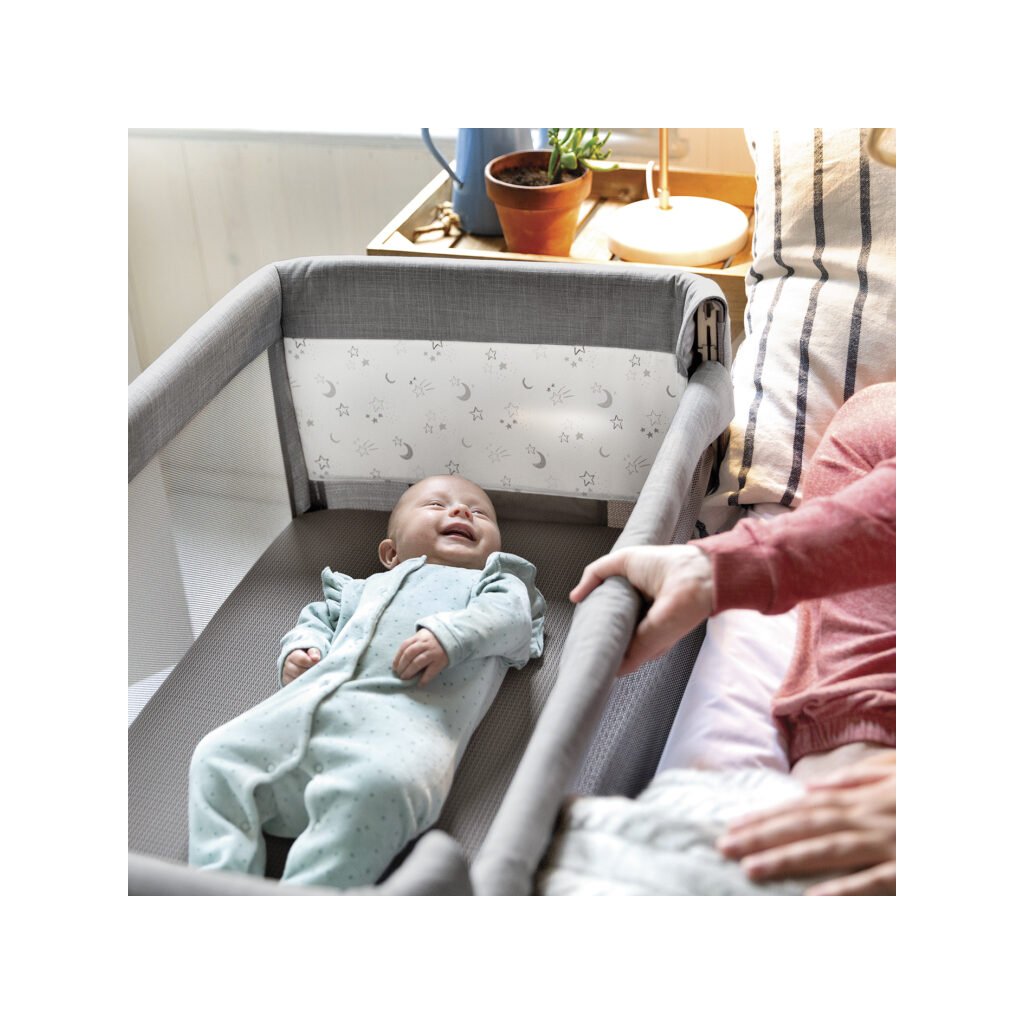 Detská prístavná postieľka Joie Roomie Glide s funkciou hojdania a stiahnutou bočnicou