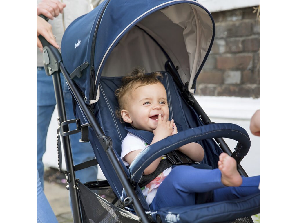 Golfový kočík Joie Brisk LX so wpokojným bábätkom