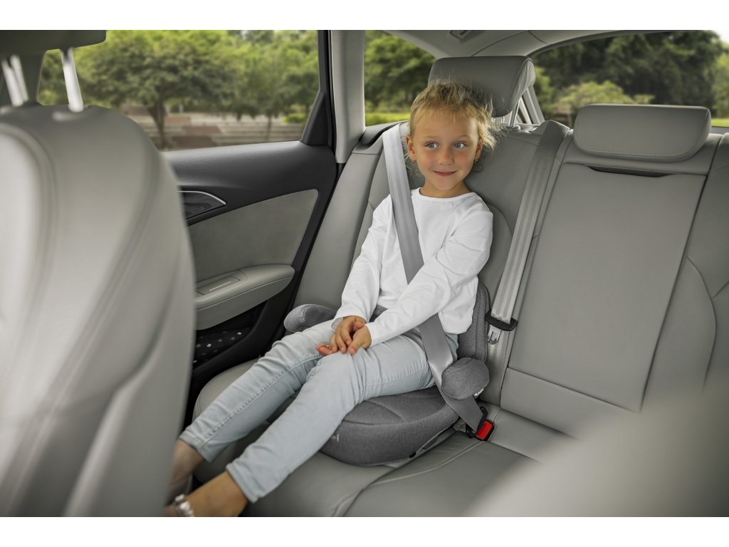 Detail vedenia pásu a ISOFIX konektorov na šedom podsedáku Zopa