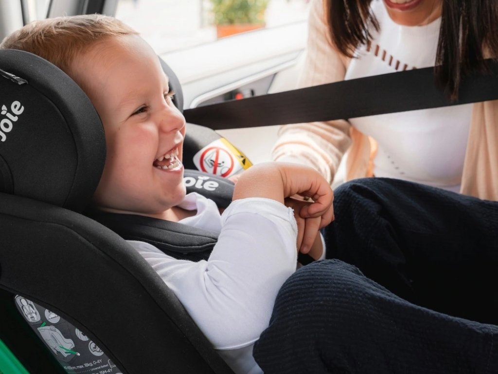 Autosedačka Joie Steadi R129 v protismere jazdy