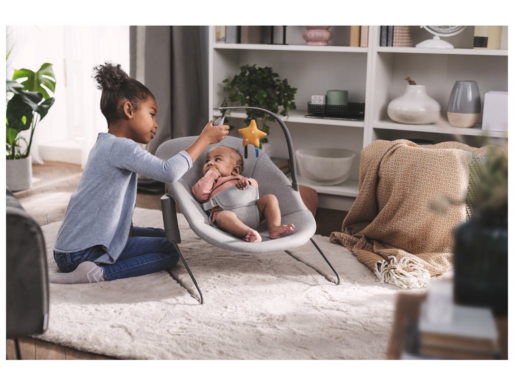 Minimalistické hojdacie lehátko Kinderkraft CALMEE v sivej farbe