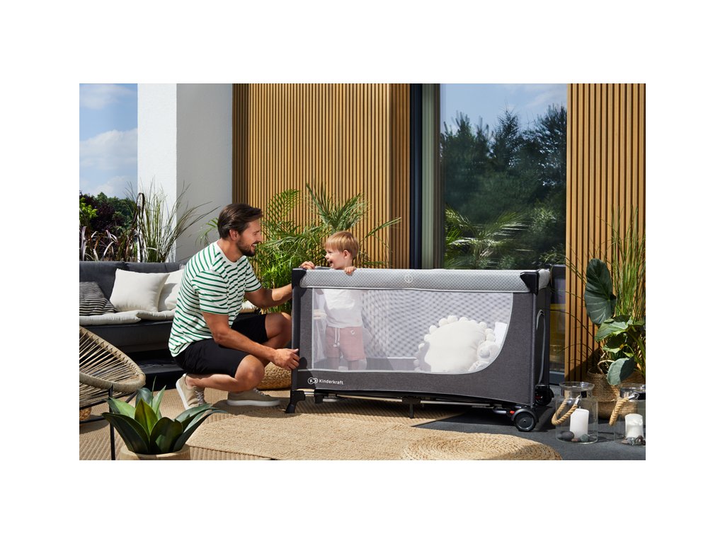 Moderná cestovná postieľka Kinderkraft Leody Grey v rozloženom stave