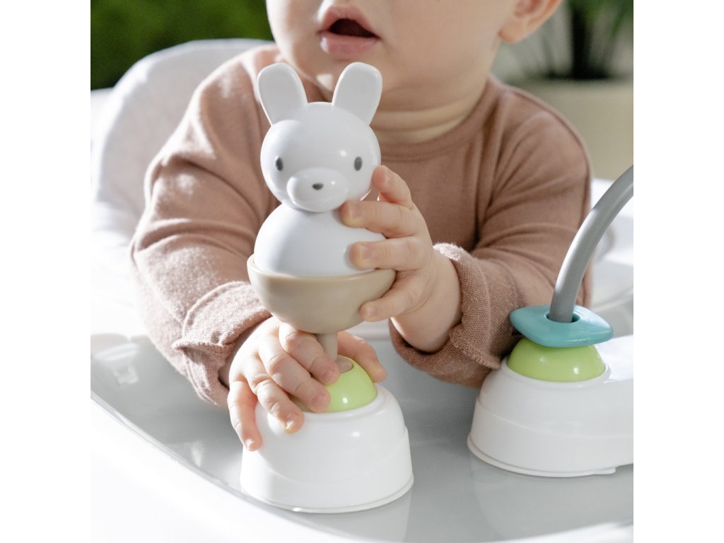 Detail hracieho pultu s prírodnými motívmi na chodítku Ingenuity