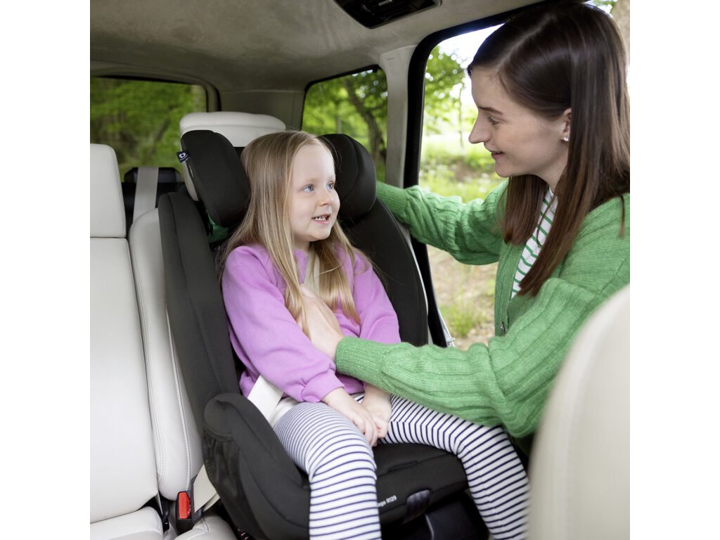 Detail osadenia autosedačky Joie Every Stage R129 v smere jazdy