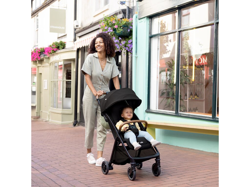 Ultraľahký športový kočík Joie Pact PRO v rozloženom stave