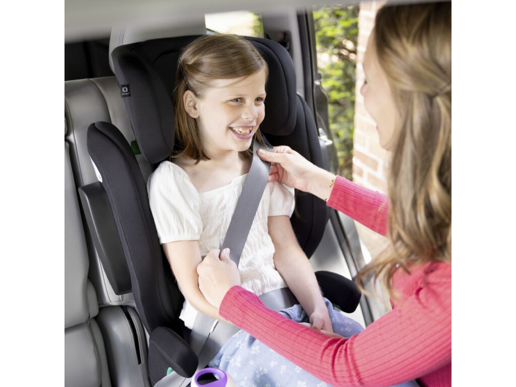 Autosedačka Joie i-Trillo FX v aute s dievčatkom
