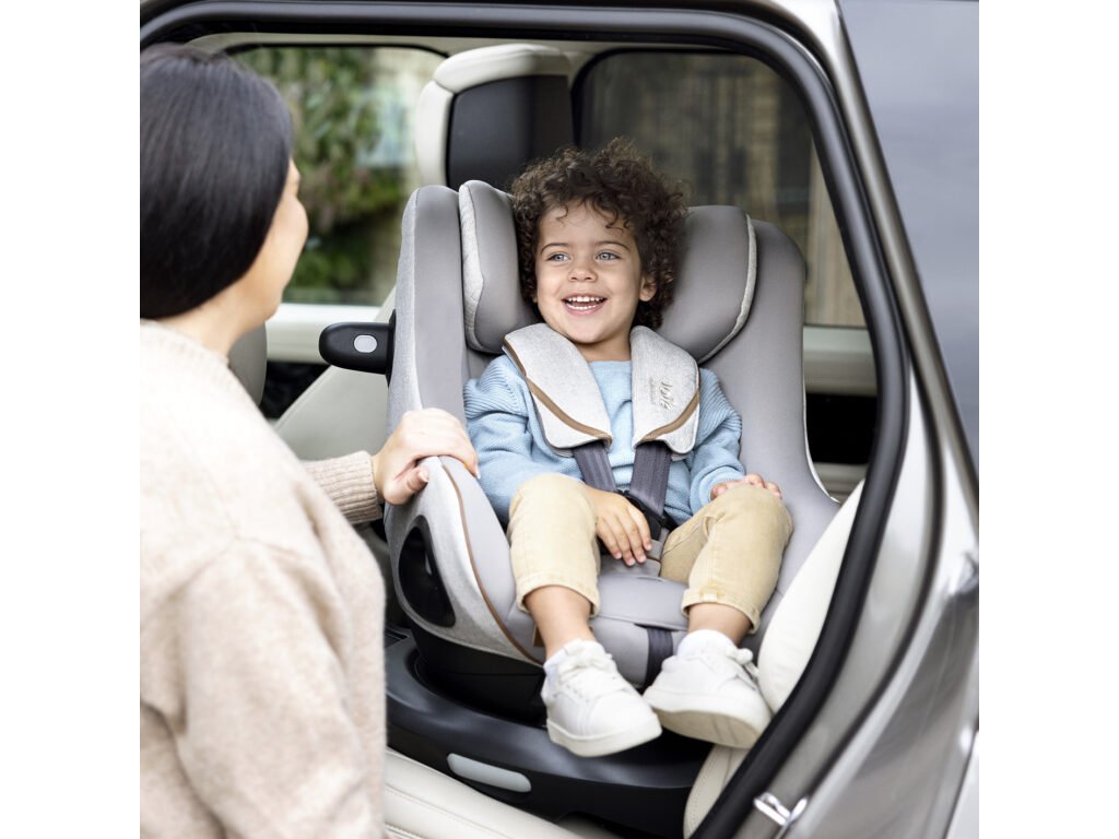 Detail hlavovej opierky Tri-Protect s pamäťovou penou Intelli-Fit