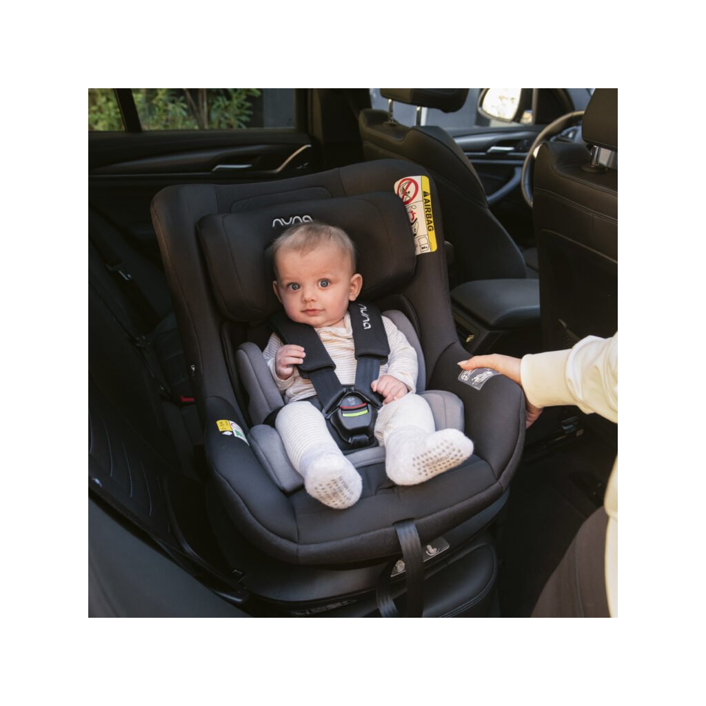 Autosedačka Nuna Pruu s bábätkom - otočená do dverí pre jednoduché vyberanie z auta