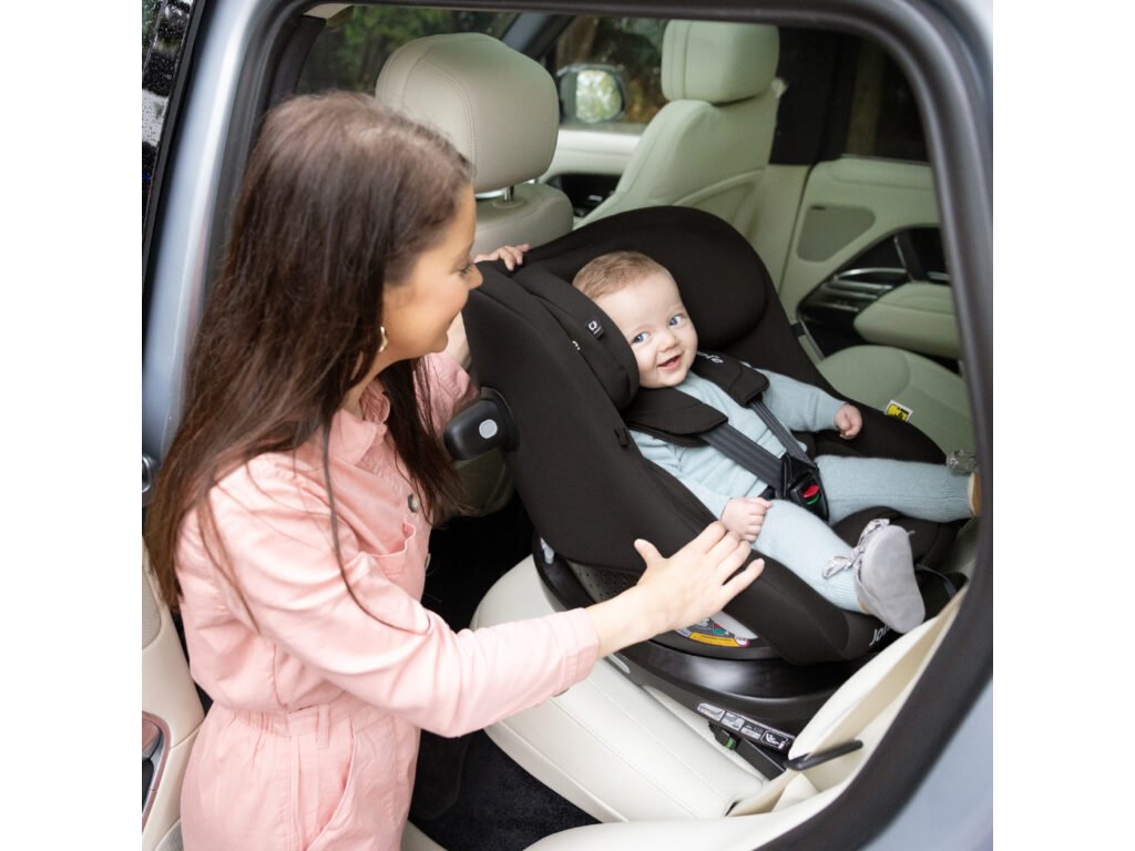 Dieťa v autosedačke Joie i-Pivot 360 - otočené v protismere a má dostatok miesta na nožičky