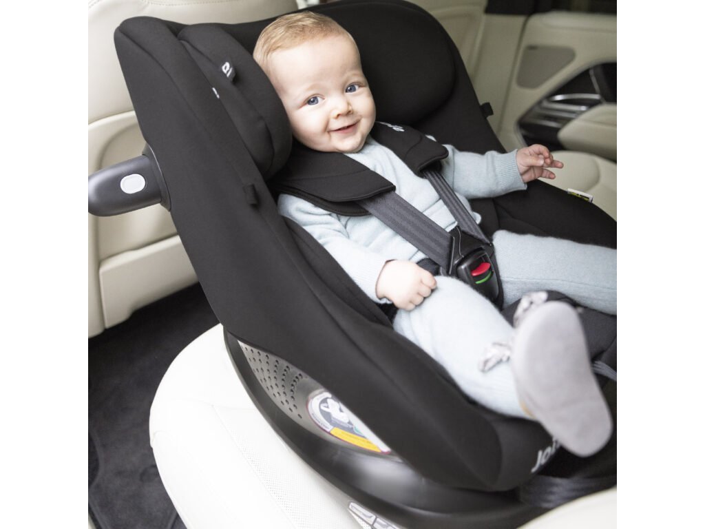 Otočná autosedačka Joie i-Pivot 360 v aute