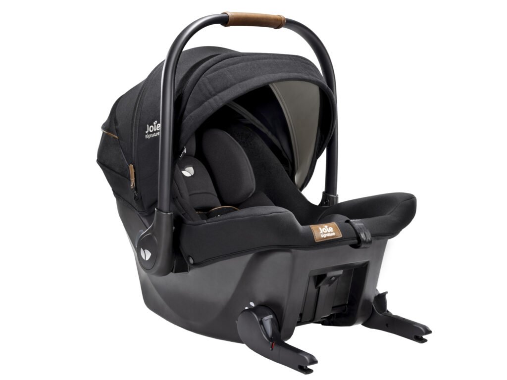 Detská autosedačka Joie Sprint i-Size v čiernom prevedení so zobrazenými ISOFIX konektormi