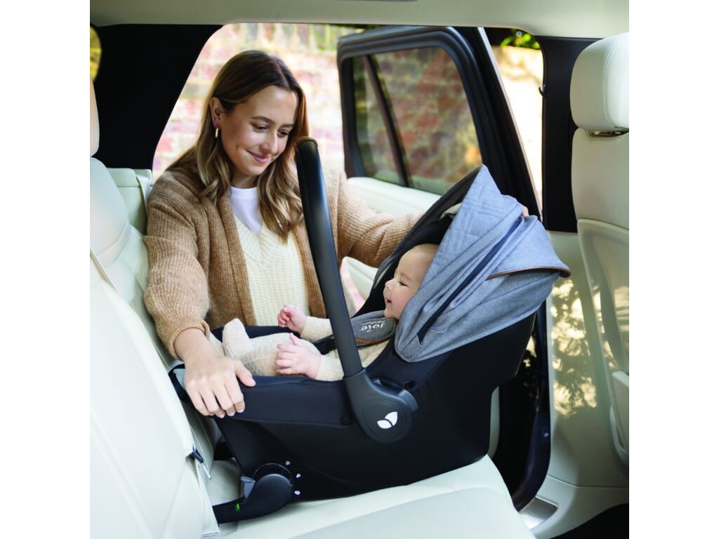 Detailný pohľad na striešku a ergonomickú rukoväť autosedačky Joie Sprint