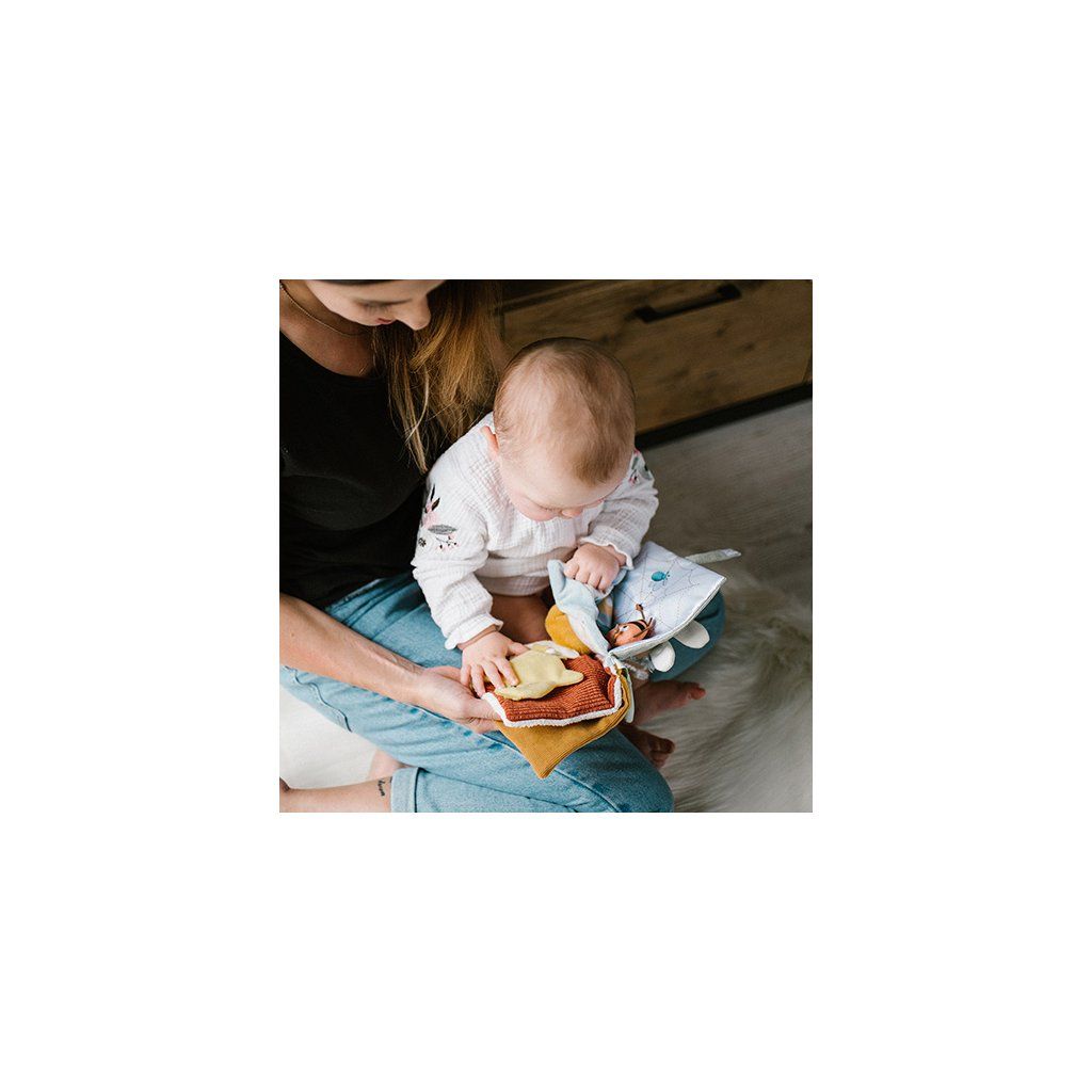 Senzorická látková knižka BabyOno s motívom lesných zvieratiek, jemnými prírodnými farbami, mäkkou textilnou textúrou a bezpečným zrkadielkom pre bábätká.