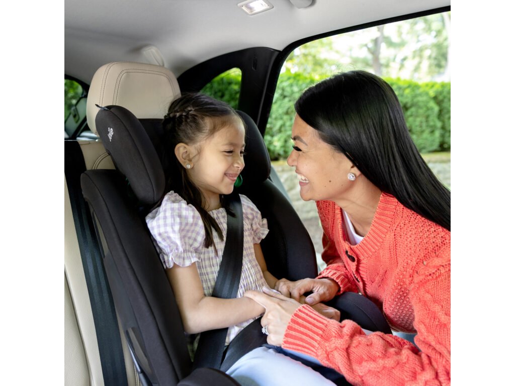 Detail rozširujúcich sa bočníc AutoAdjust autosedačky Joie Fortifi