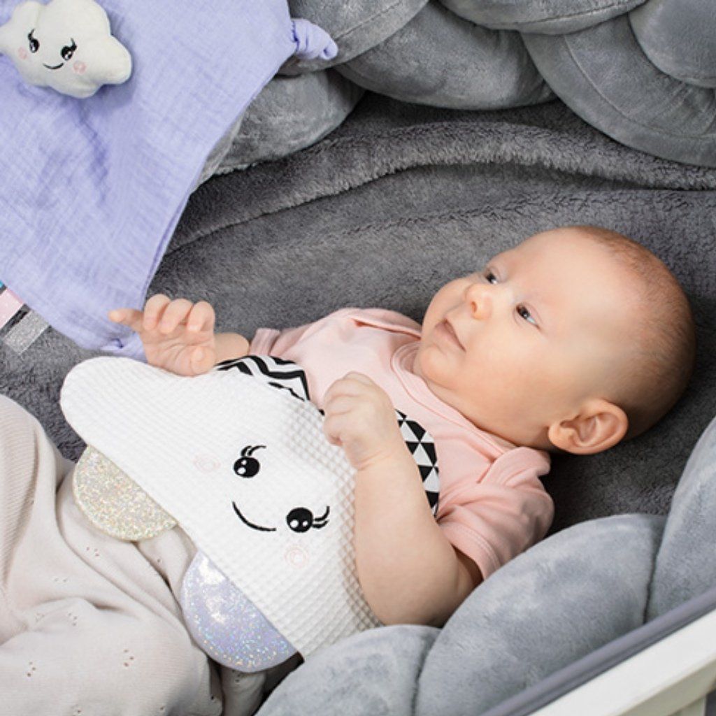 Mäkký látkový maznáčik BabyOno Blinky Cloud s bábätkom