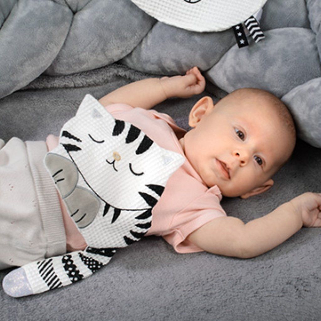 Mäkký čierno-biely látkový maznáčik BabyOno Mačičk s malým bábätkom