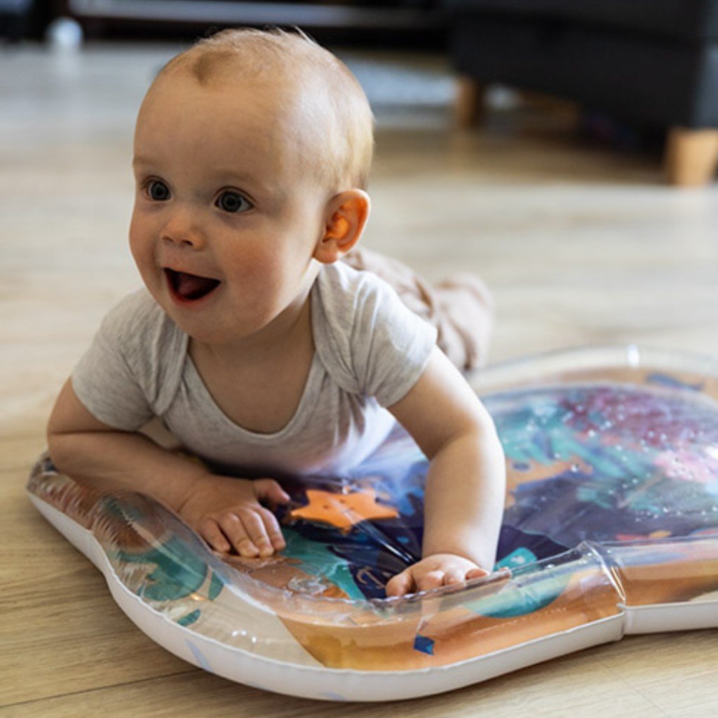 Modrá nafukovacia vodná podložka BabyOno s plávajúcimi kontrastnými zvieratkami a pevným nafúknutým okrajom pre bábätká