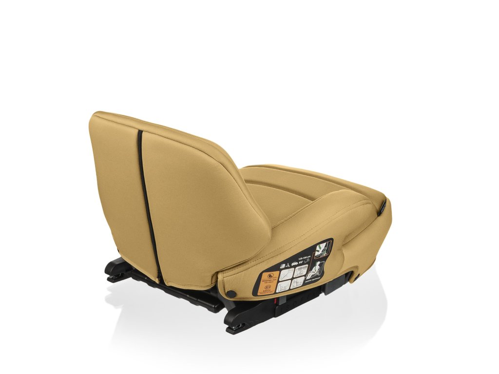Detail zlato-bronzového poťahu a ISOFIX konektorov na podsedáku Zopa