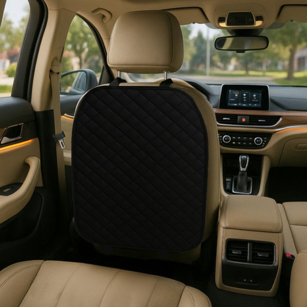 Detailný pohľad na čierny ochranný kryt sedadla Xtrobb z nepremokavej Oxford tkaniny upevnený na zadnej strane autosedačky