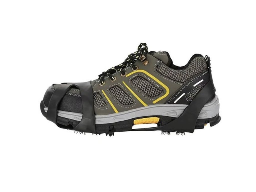 Protišmykové návleky na topánky s kovovými hrotmi nasadené na zimnej obuvi