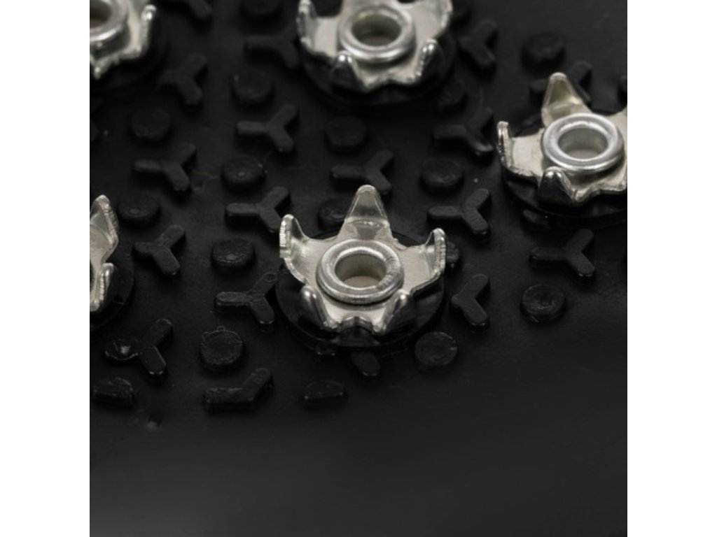 Detail kovových hrotov a pružného TPE materiálu protišmykových návlekov