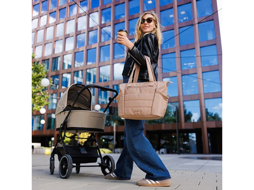 Prebaľovacia taška Babyono Cami béžová zavesená na kočíku