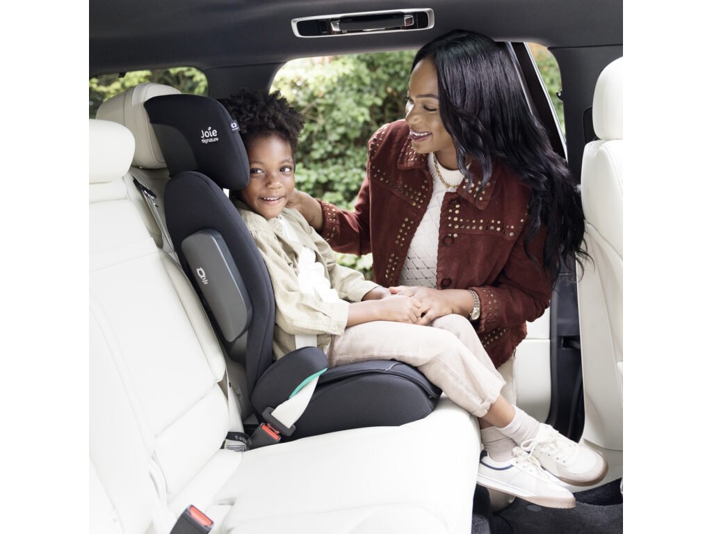Detail nastaviteľnej opierky hlavy a vedenia pásov autosedačky Joie i-Traver