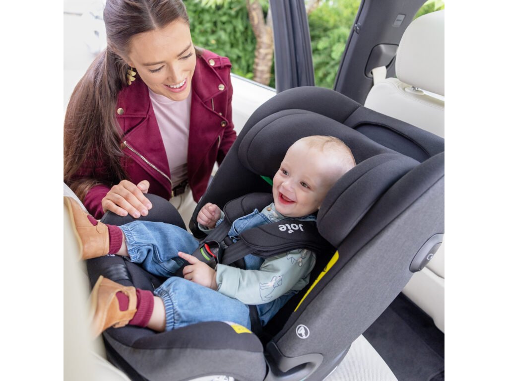 Detail nainštalovanej autosedačky v protismere jazdy spolu s dieťaťom