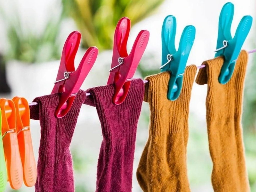 Sada 16 kusov plastových štipcov na prádlo York v rôznych farbách