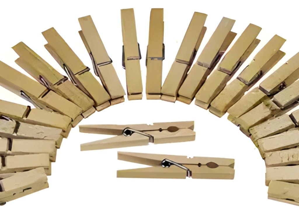 Balenie 24 kusov drevených štipcov na bielizeň