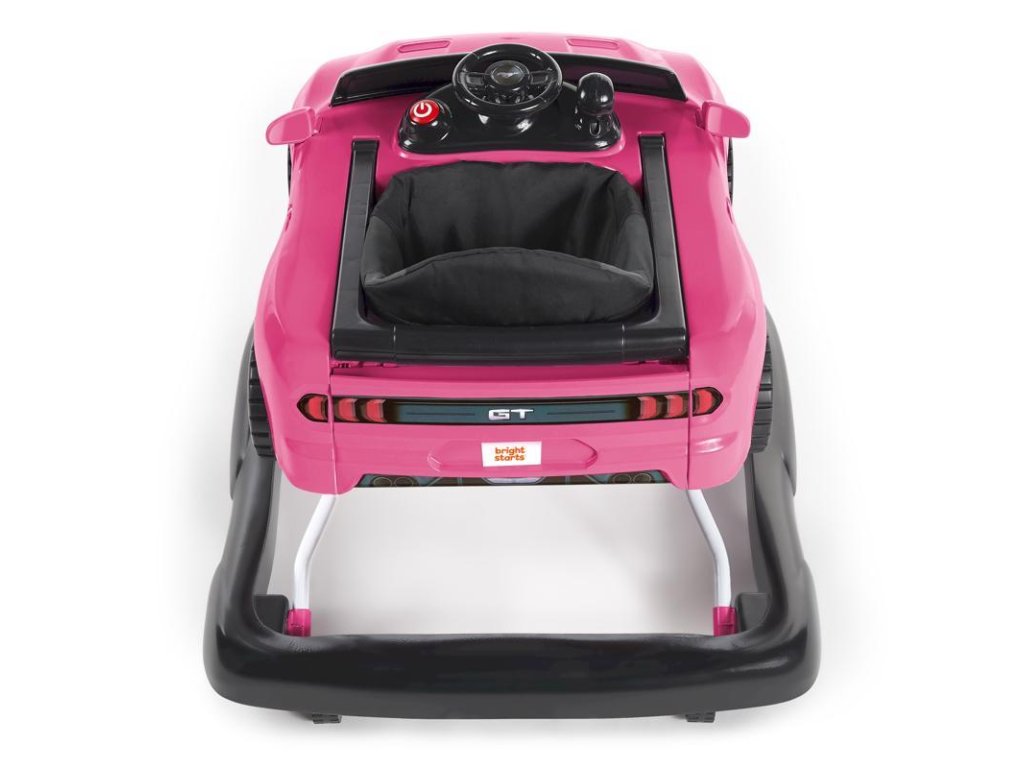 Detail interaktívneho volantu a palubnej dosky chodítka Ford Mustang