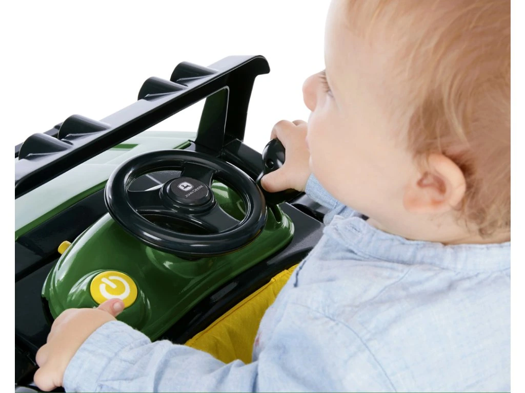 Detail volantu a palubnej dosky chodítka John Deere Gator