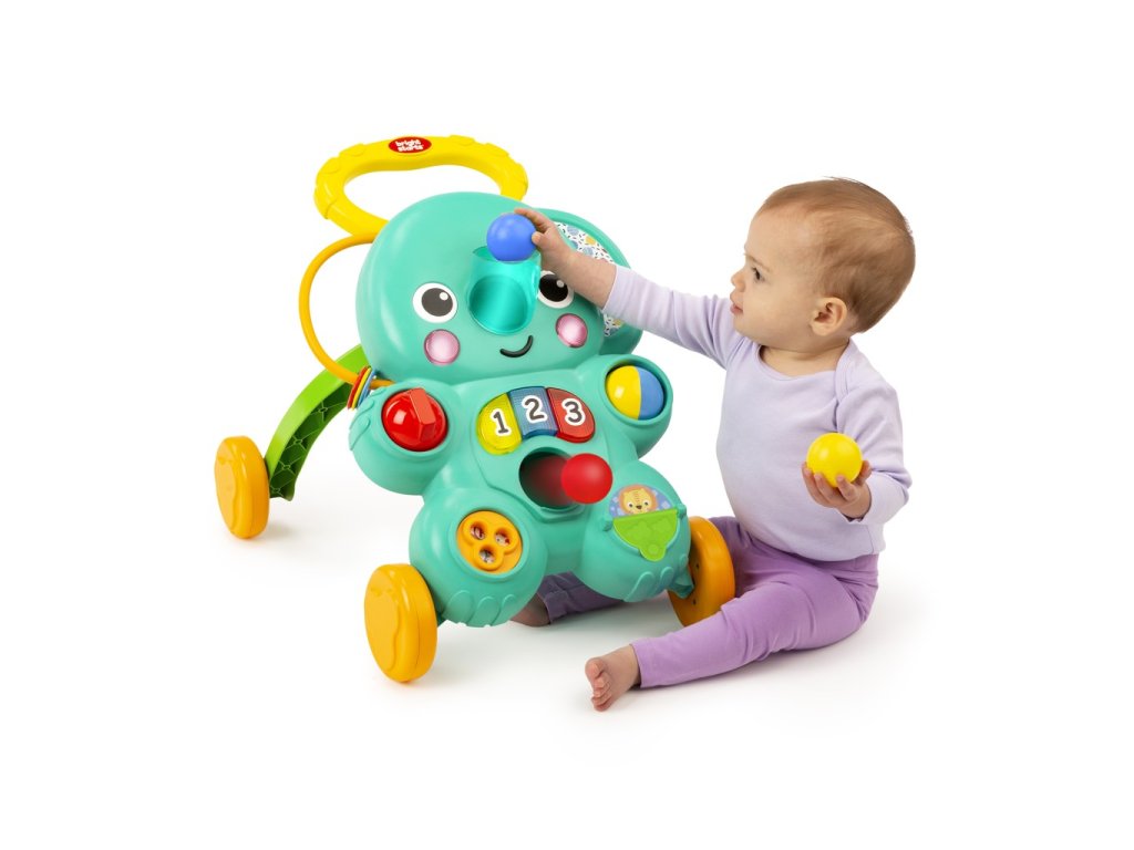 Detail vhadzovania loptičiek do chobota slona na chodítku