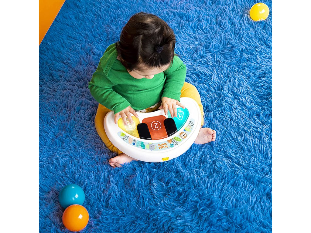 Detail odnímateľného hracieho pultu s opičkou na chodítku