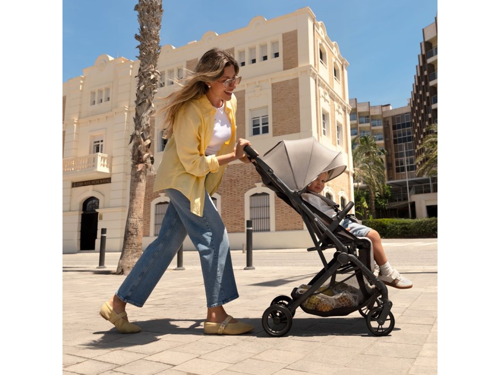 Detail konštrukcie a nákupného košíka kočíka Kinderkraft Indy 3