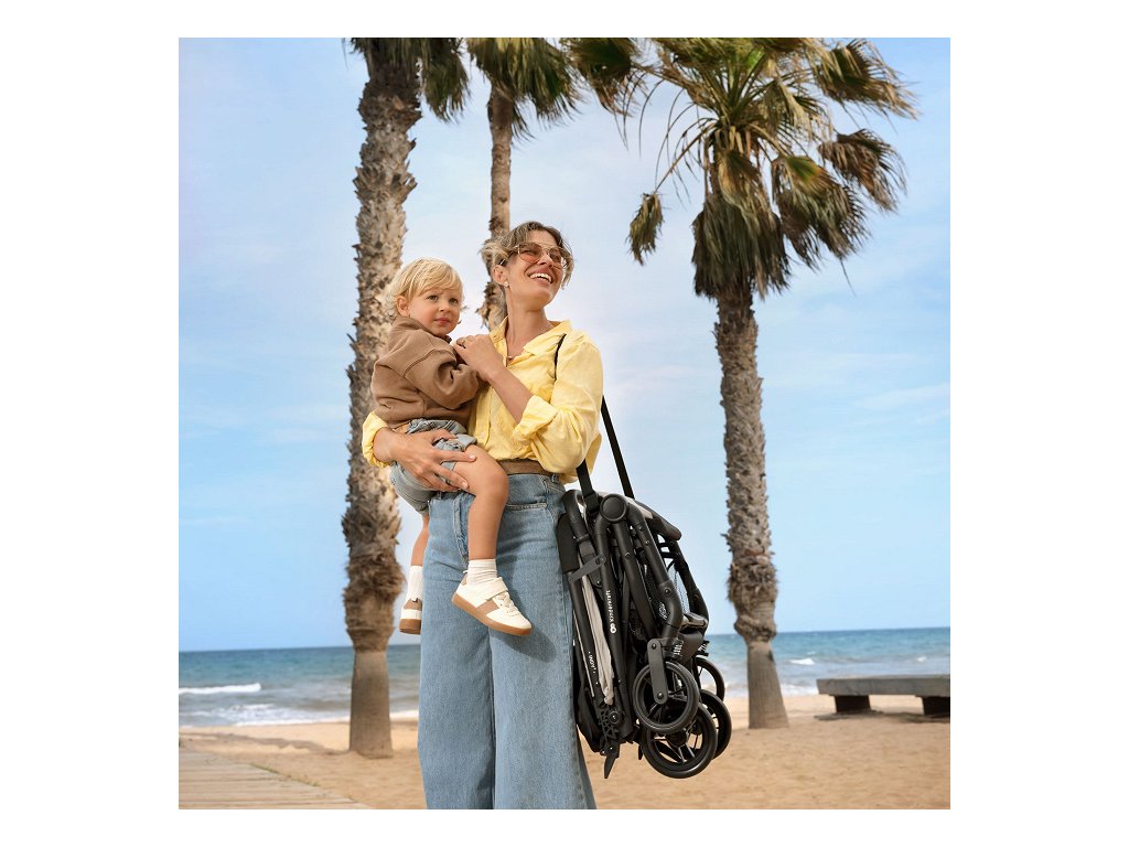 Ultraľahký športový kočík Kinderkraft Indy 3 v zloženom stave s popruhom