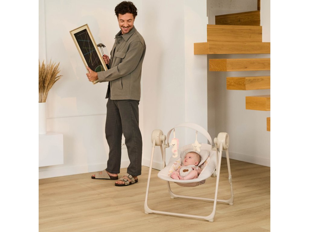 Detail ovládacieho panela a hrazdičky s hračkami Kinderkraft Swingee