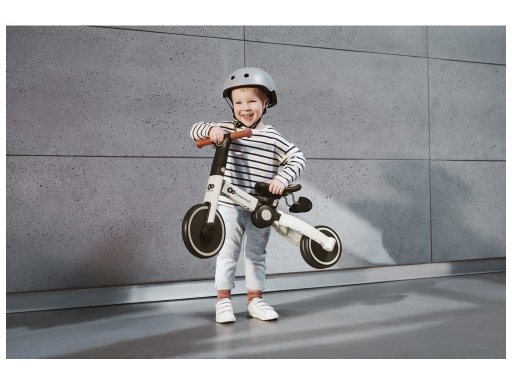 Detail prenášania a skladania striebornej trojkolky Kinderkraft 4TRIKE