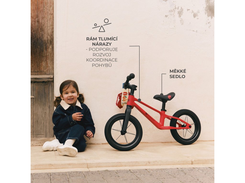 Detail červeného nylonového rámu a ergonomických riadidiel Kinderkraft Eter