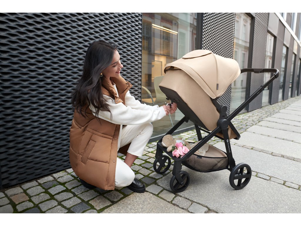 Detail transformácie sedadla 2v1 kočíka Newly z vaničky na športovú časť