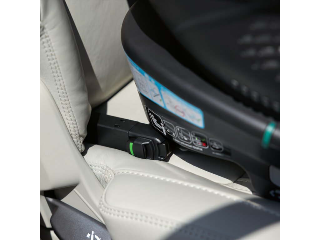 Detail ISOFIX konektorov a indikátorov správnej inštalácie autosedačky Graco Turn2Me GROW