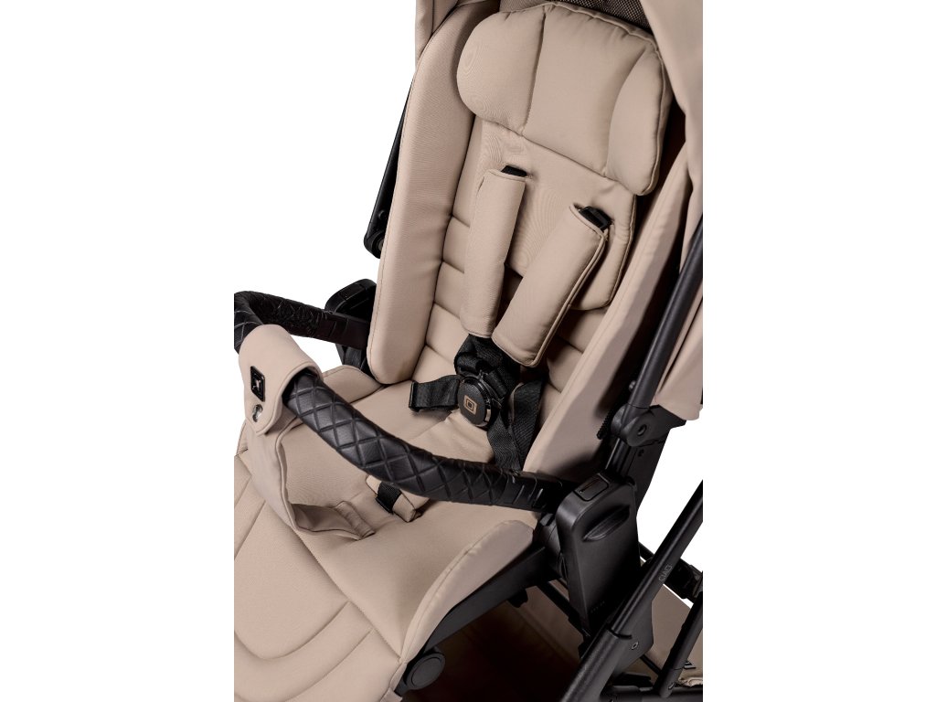 Detail päťbodového pásu s magnetickým zapínaním na športovej sedačke Moon Ciao