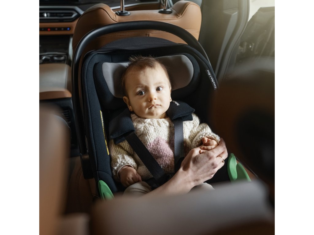Autosedačka Petite&Mars Core Pro i-Size + isofixová základňa