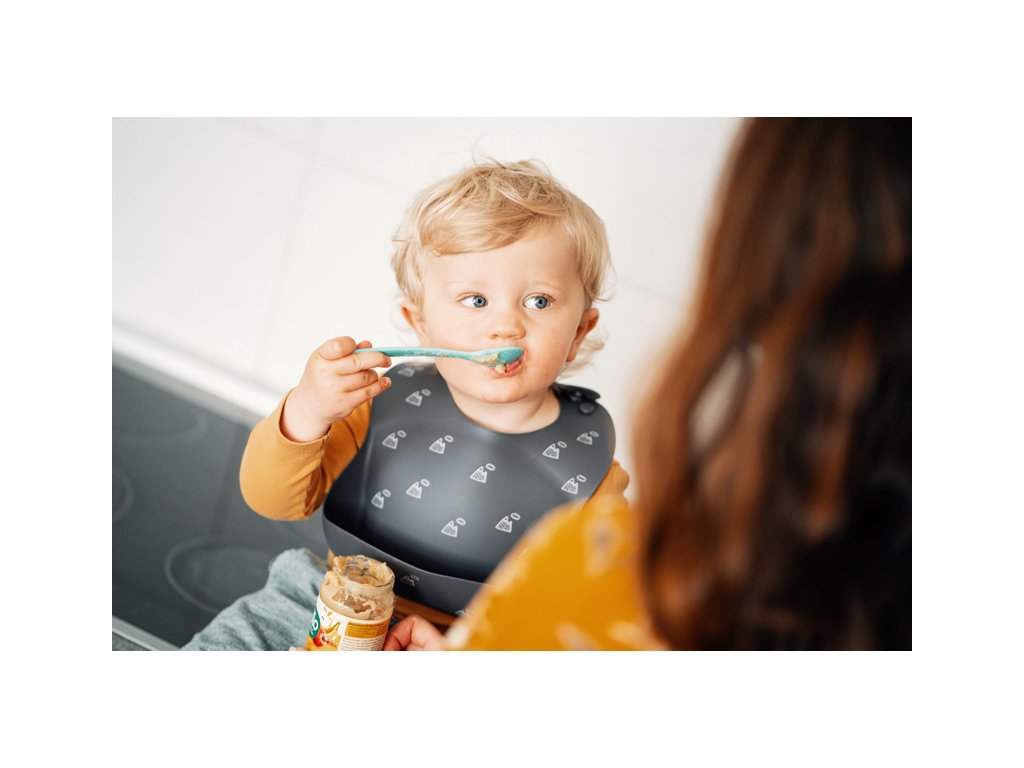 Silikónový podbradník Petite&Mars Sam Grey Hills