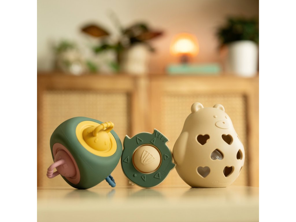 Silikónová hryzačka s hrkálkou Petite&Mars Bear Basil Misty Green