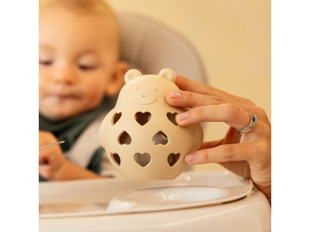 Silikónová hryzačka s hrkálkou Petite&Mars Bear Basil Desert Sand