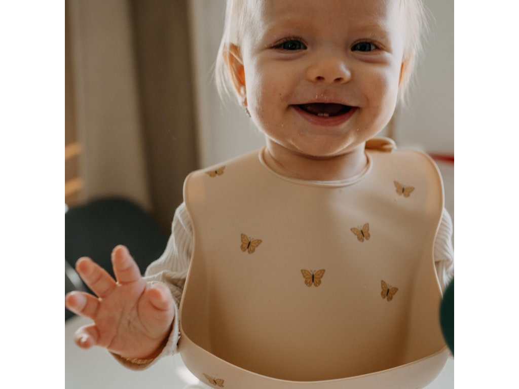 Silikónový podbradník Petite&Mars Take&Match Sand Butterflies