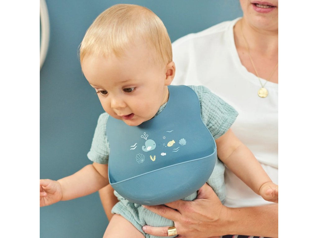 Nattou silikónový podbradník so zapínaním modrý