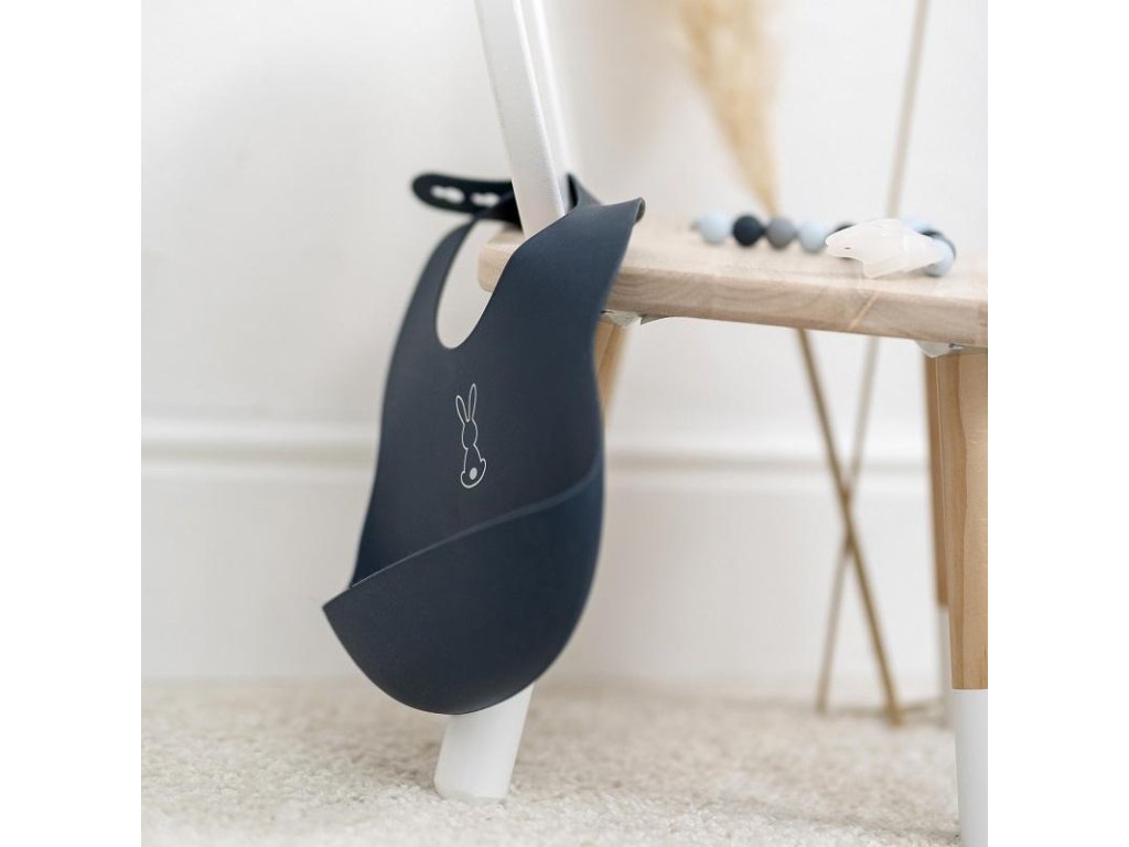 Nattou silikónový podbradník so zapínaním tmavomodrý