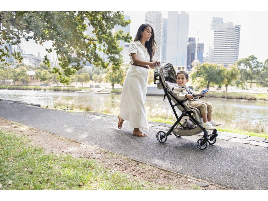 Ultralahký cestovný kočík Britax-Römer Flylite v elegantnom prevedení s rozloženou strieškou a madlom